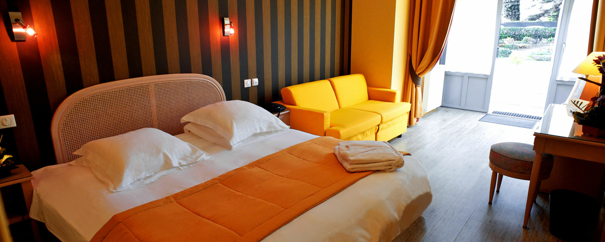 Grand Hotel De Courtoisville - Piscine & Spa, The Originals Relais Saint-Malo Exteriör bild